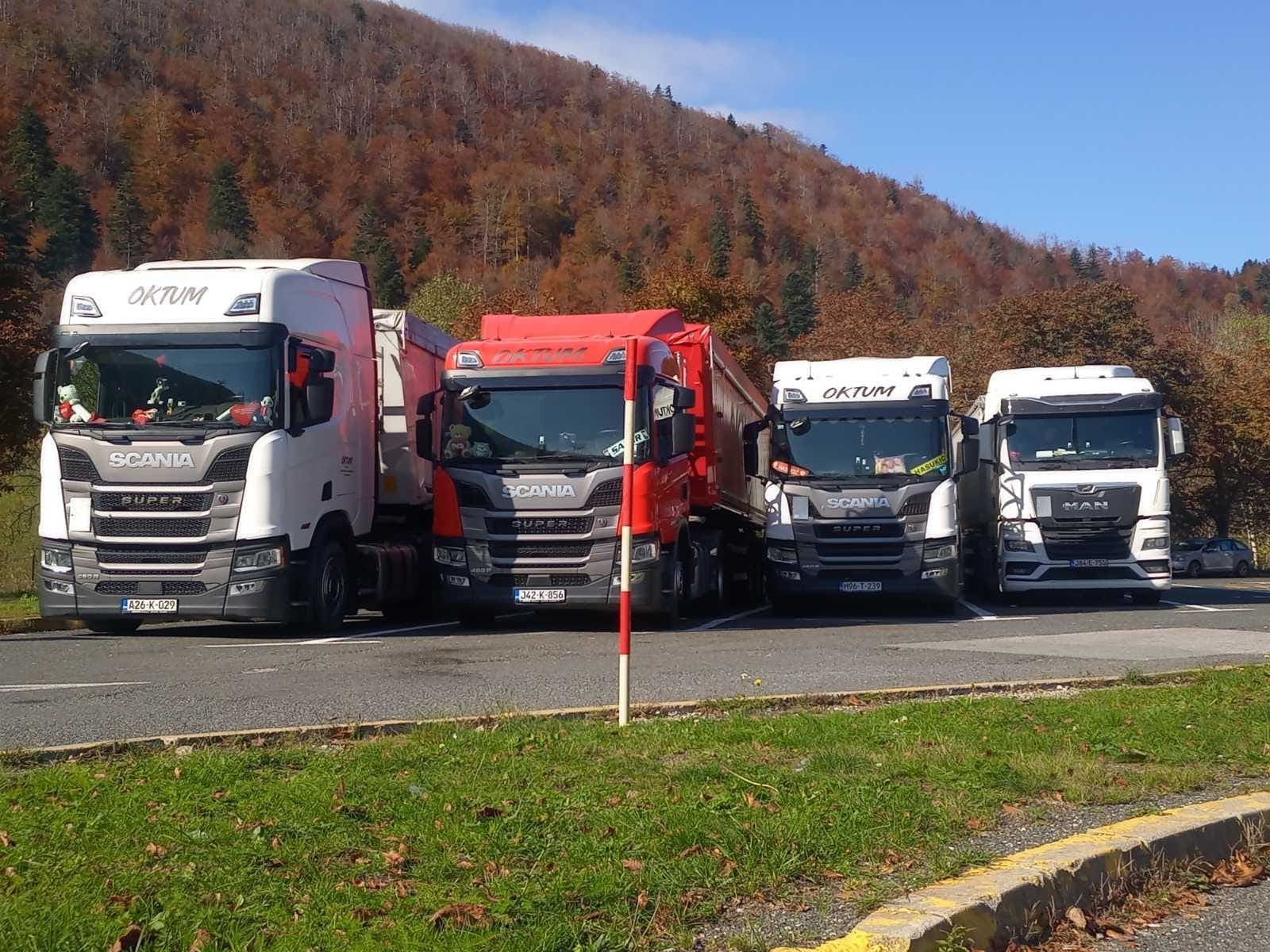 La flotta OKTUM — ribaltabili e semirimorchi frigoriferi